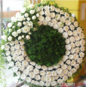 送别-白菊、白玫瑰(白玫瑰可能替换成白菊或百合)，绿材搭配，精致插花规格：高约为1.5米左右<葬礼花圈>